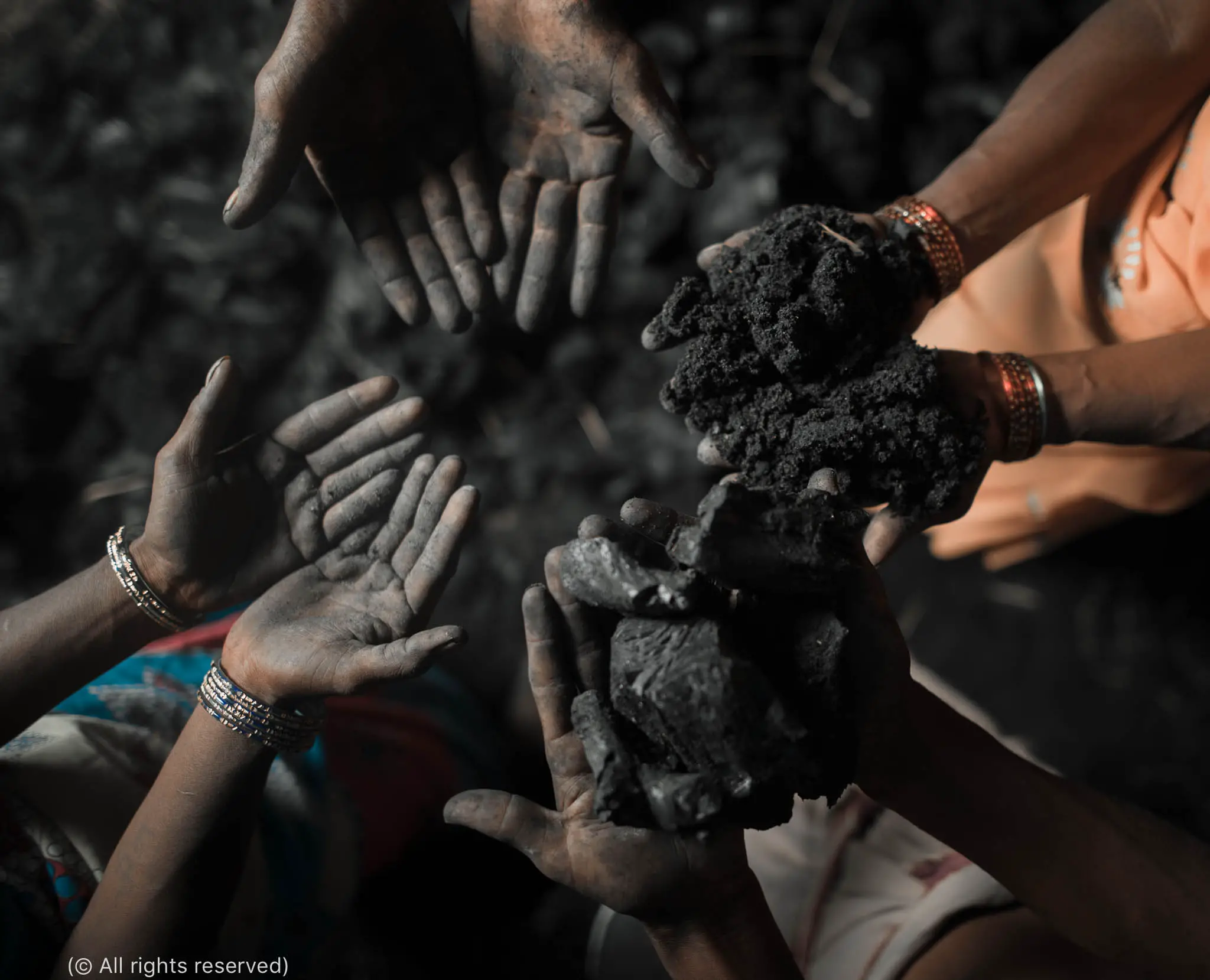 Des victimes de la traite des personnes exhibent leurs mains noircies par le charbon qu’elles sont contraintes d’extraire pour rembourser leurs dettes. Parfois, les propriétaires miniers forcent des familles entières à travailler pendant toute leur vie pour rembourser une dette. (© Tous droits réservés)