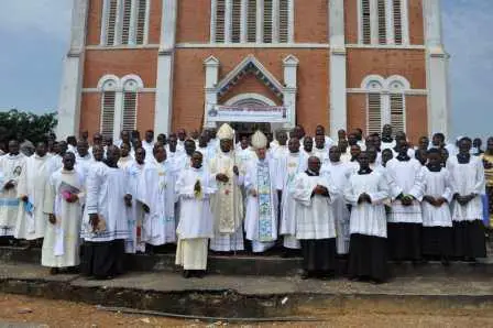 Mgr Philippe Alain Mbarga entouré de son presbyterium : mobilisation et engagement.