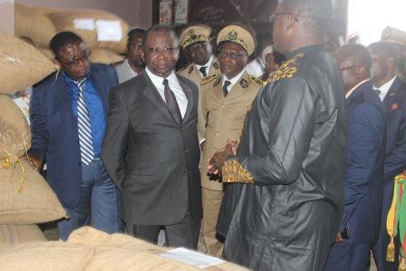 Le ministère du Commerce, Luc Magloire Mbarga Atangana (au centre) au centre de groupage d’Ambam.