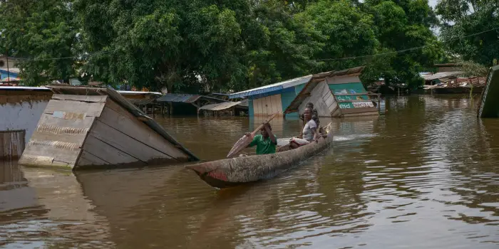 Because of the flood, canoes are the only way that get around in parts of Bangui. © Itunu Kuku/NRC