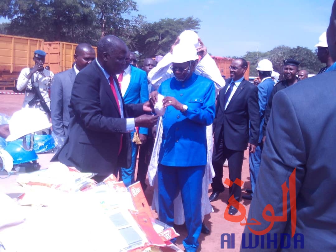 Tchad : le ministre d'Etat Kalzeubet Pahimi lance la campagne cotonnière à Moundou. © Alwihda Info/Golmen Ali Tchad : le ministre d'Etat Kalzeubet Pahimi lance la campagne cotonnière à Moundou. © Alwihda Info/Golmen Ali