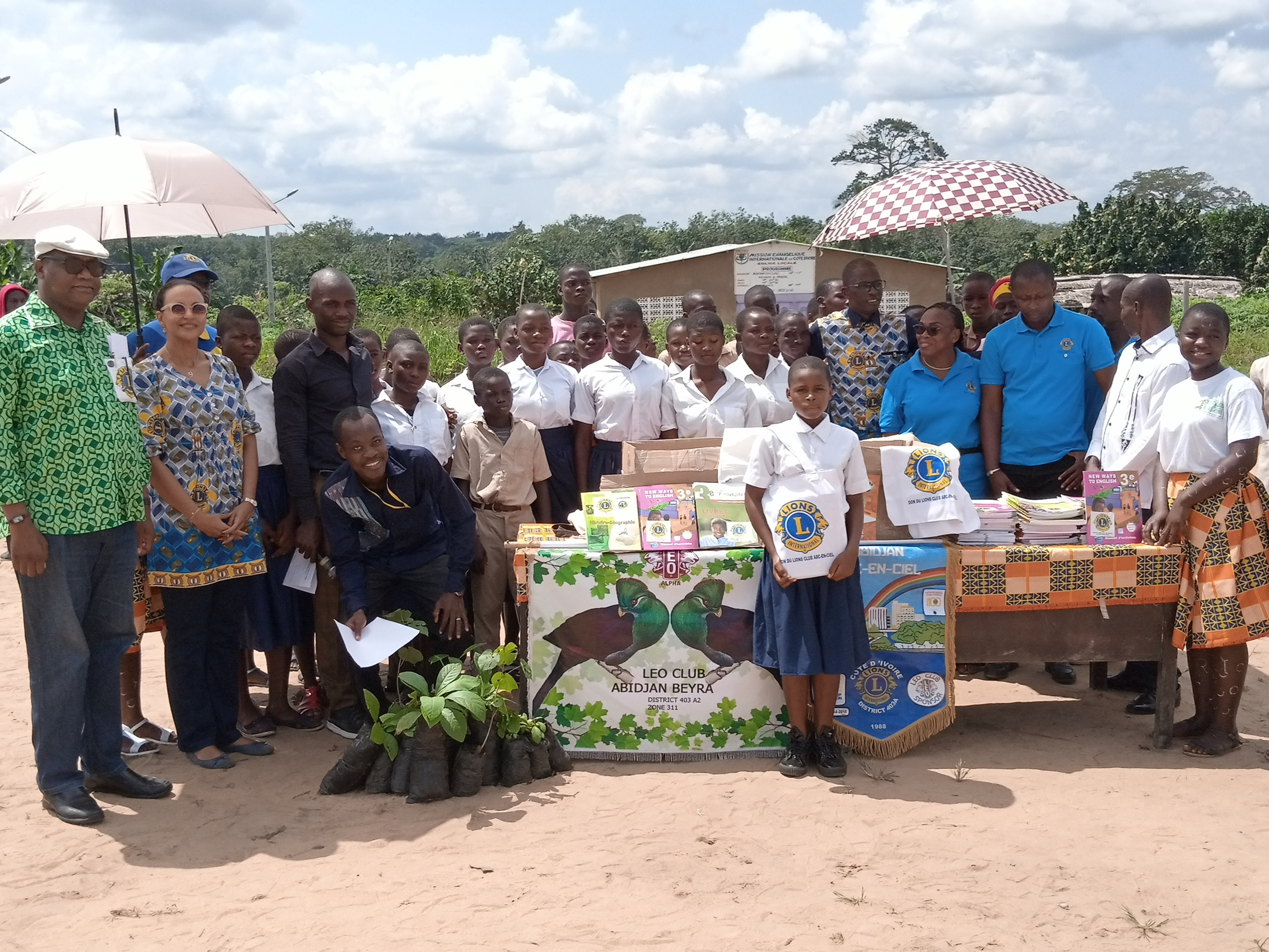 Côte d’Ivoire/Actions du Lions Club Arc-en-ciel au Collège Yves Lambelin de Bongo : Don de kits scolaires, planting d’arbres, repas de cœur,…. Côte d’Ivoire/Actions du Lions Club Arc-en-ciel au Collège Yves Lambelin de Bongo : Don de kits scolaires, planting d’arbres, repas de cœur,….