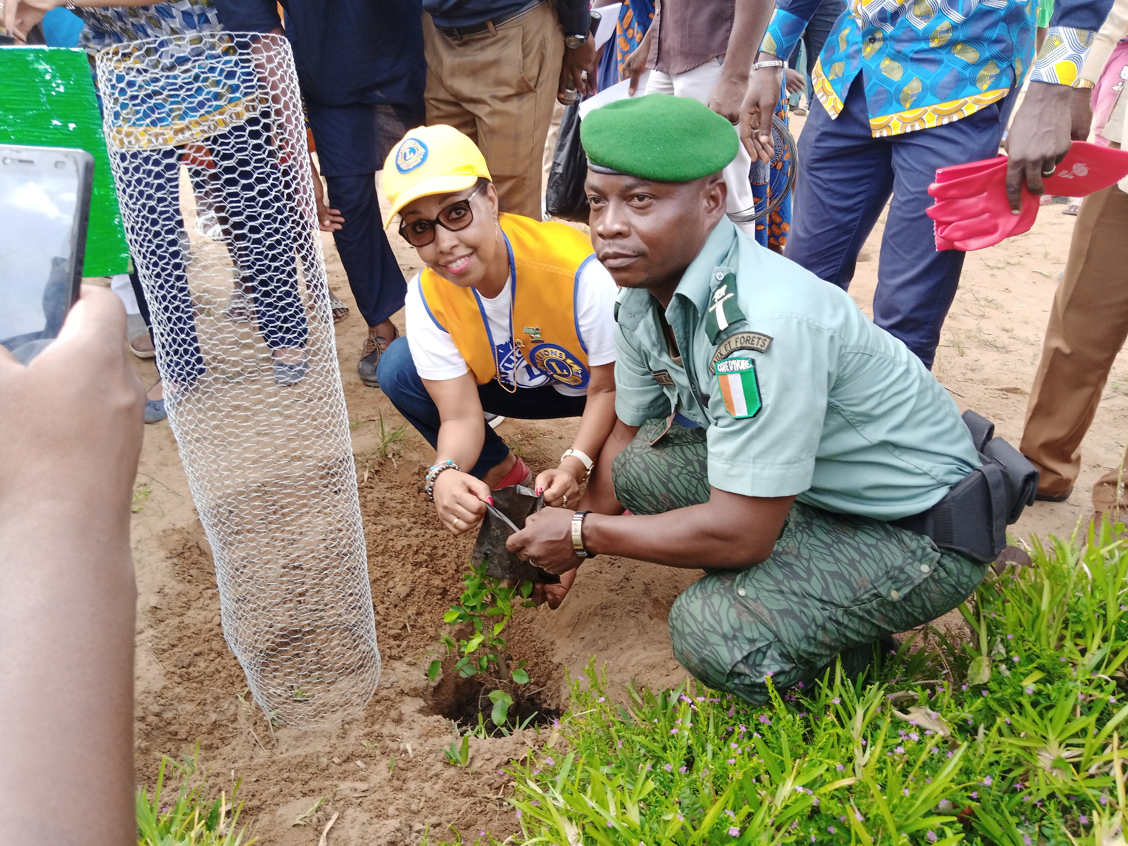 Côte d’Ivoire/Actions du Lions Club Arc-en-ciel au Collège Yves Lambelin de Bongo : Don de kits scolaires, planting d’arbres, repas de cœur,…. Côte d’Ivoire/Actions du Lions Club Arc-en-ciel au Collège Yves Lambelin de Bongo : Don de kits scolaires, planting d’arbres, repas de cœur,….