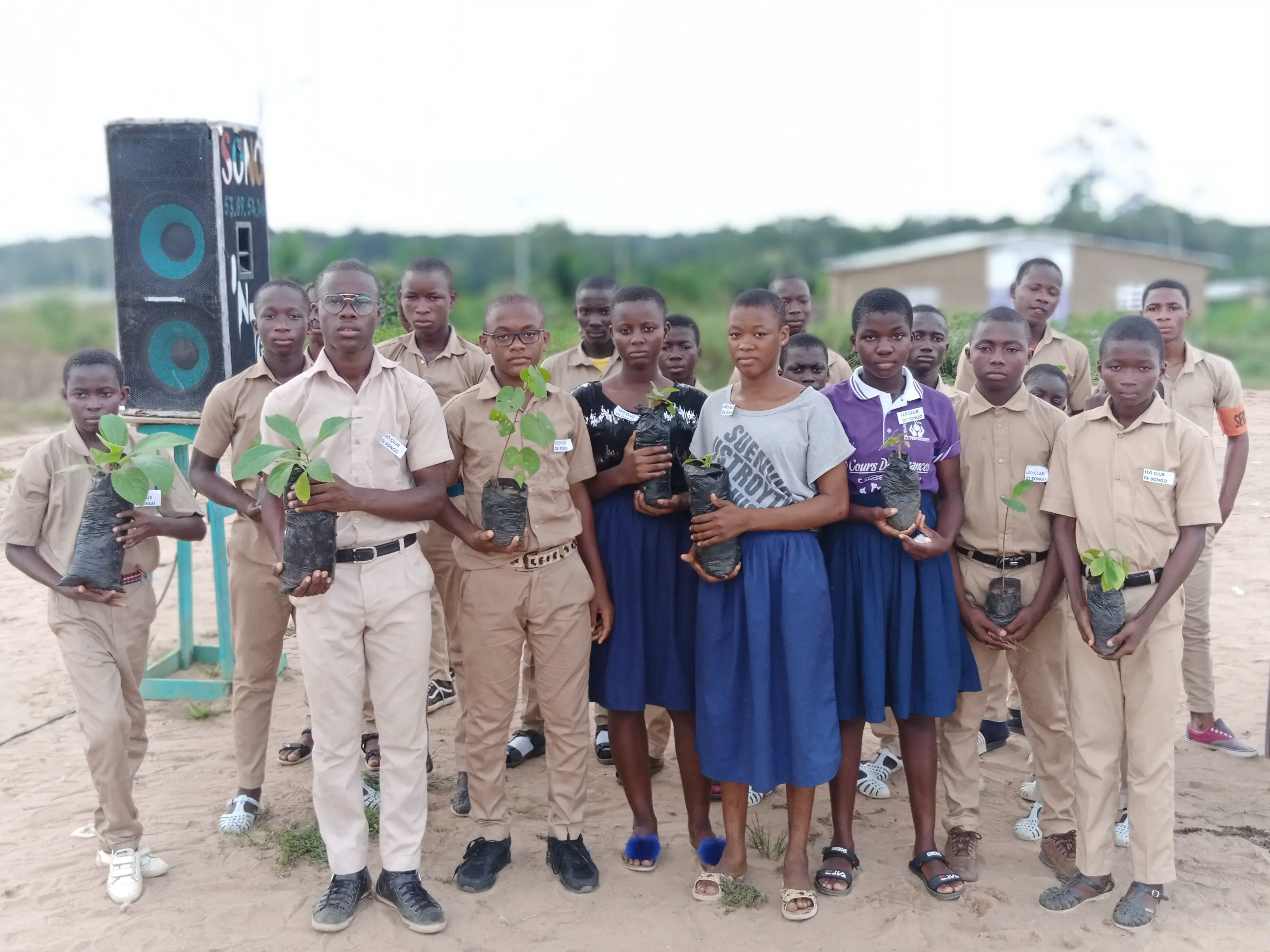 Côte d’Ivoire/Actions du Lions Club Arc-en-ciel au Collège Yves Lambelin de Bongo : Don de kits scolaires, planting d’arbres, repas de cœur,….