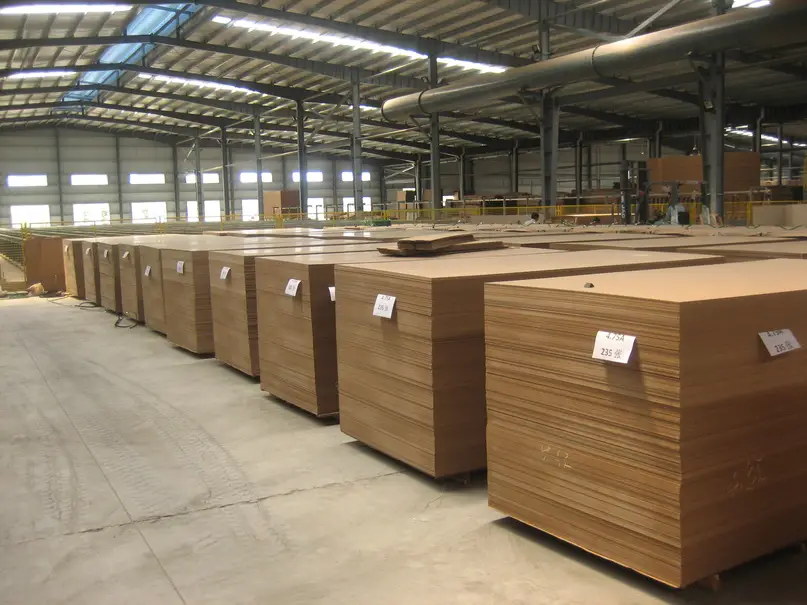 Dans cet entrepôt situé à Haïnan, en Chine, des panneaux de fibres sont prêts à être expédiés à destination des marchés internationaux. L’OIBT promeut le commerce des bois tropicaux et produits dérivés ainsi que la transparence de leur marché. Photo: J.C. Claudon/OIBT