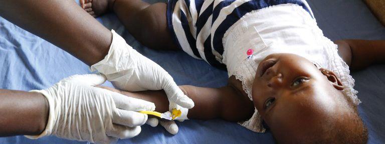 Un bébé souffrant de paludisme dans le centre médical de Bweyale en Ouganda, le 20 mars 2017. (Photo AFP/Godong/Bsip)