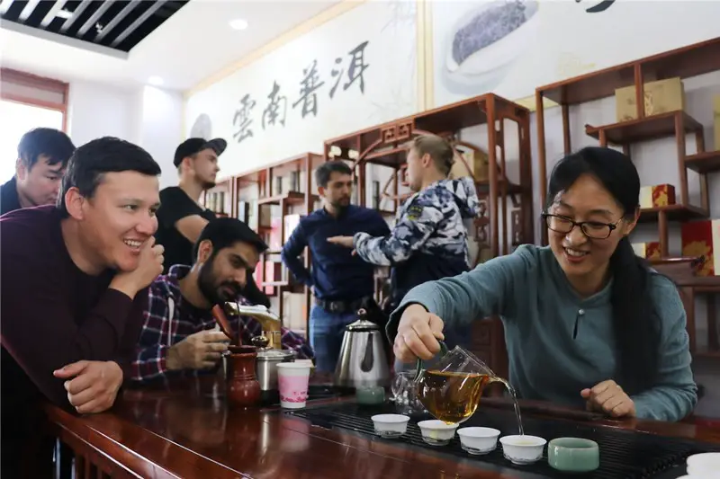International students experienced Kung Fu Tea at the Tea Culture Experience Hall in Haiqing Town, Qingdao. (Photo by Zhang Jingang from People’s Daily Online)