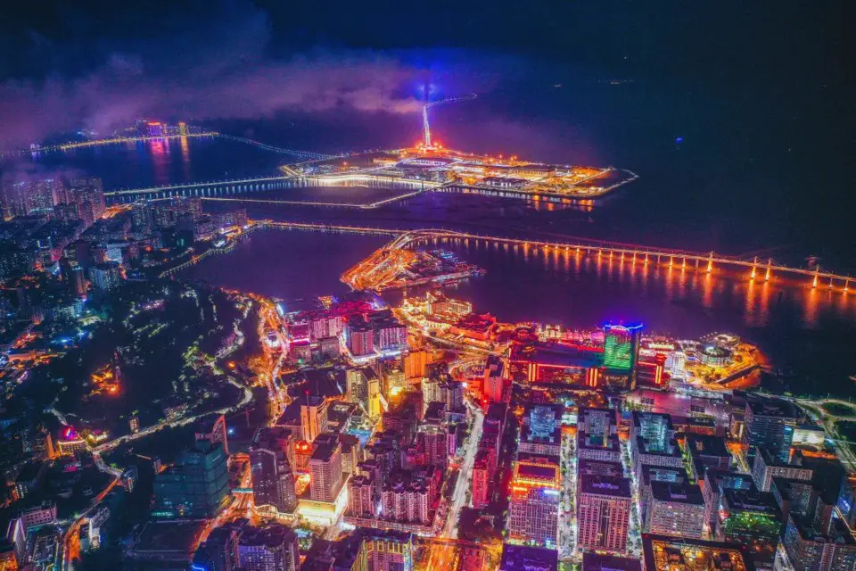 Photo shows a night view of the Hong Kong-Zhuhai-Macao Bridge. (Photo by Wu Jiayi, Courtesy of the Chinese Cultural Exchange Association)