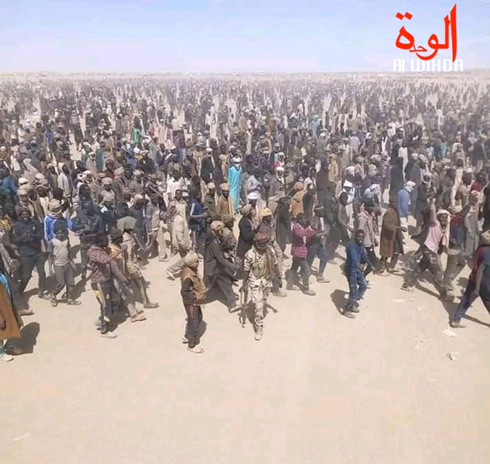 Des orpailleurs rassemblés à l'extrême nord du Tchad. © Alwihda Info Des orpailleurs rassemblés à l'extrême nord du Tchad. © Alwihda Info