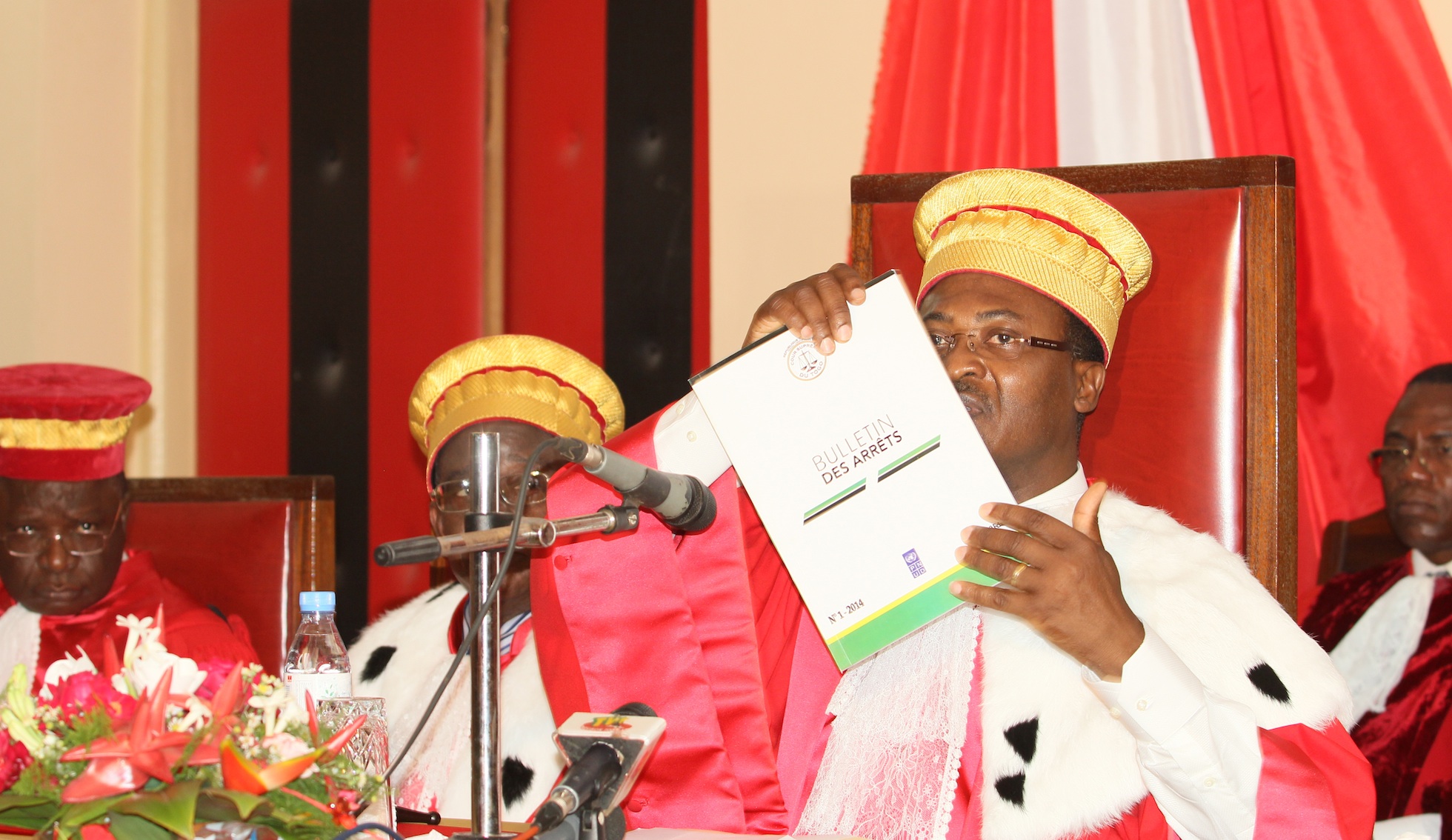 Le Président de la Cour Suprême exhibant le 1er numéro du bulletin des Arrêts. © Emile Kenkou/Pnud Togo