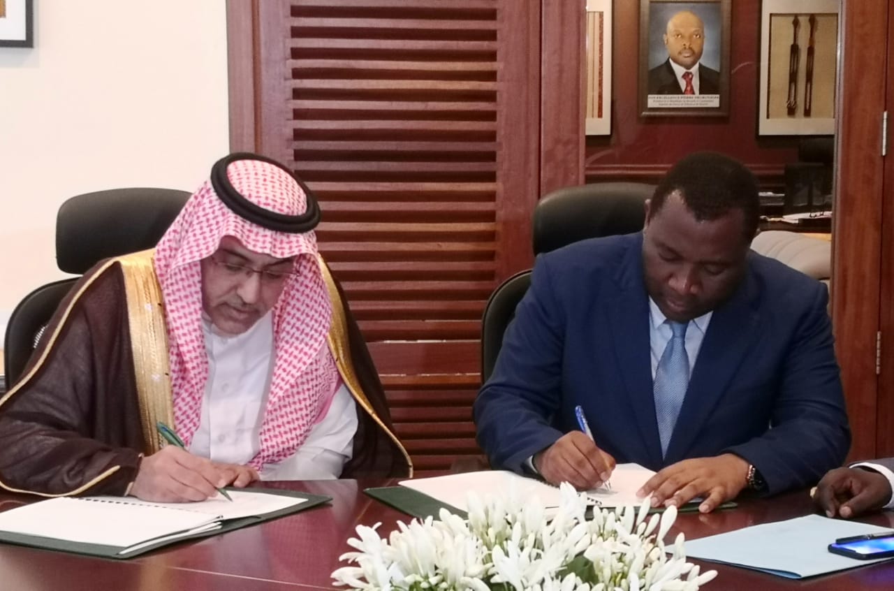 Dr. Khaled bin Sulaiman Al Khudairy, Vice-Président et Directeur Général du Fonds Saoudien pour le Développement (à gauche) et M. Domitien Ndihokubwayo, Ministre des Finances du Burundi (à droite) signent le nouvel accord de prêt. © AETOSWire