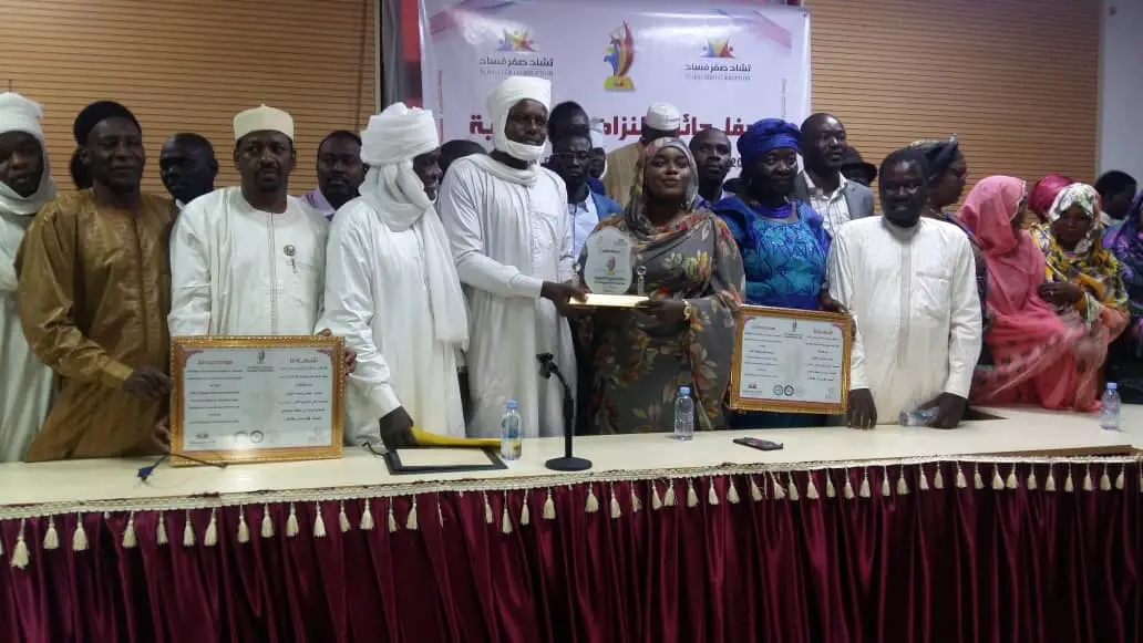 Le prix tchadien de l'honnêteté attribué à Mahamat Nour Ibedou. © Alwihda Info