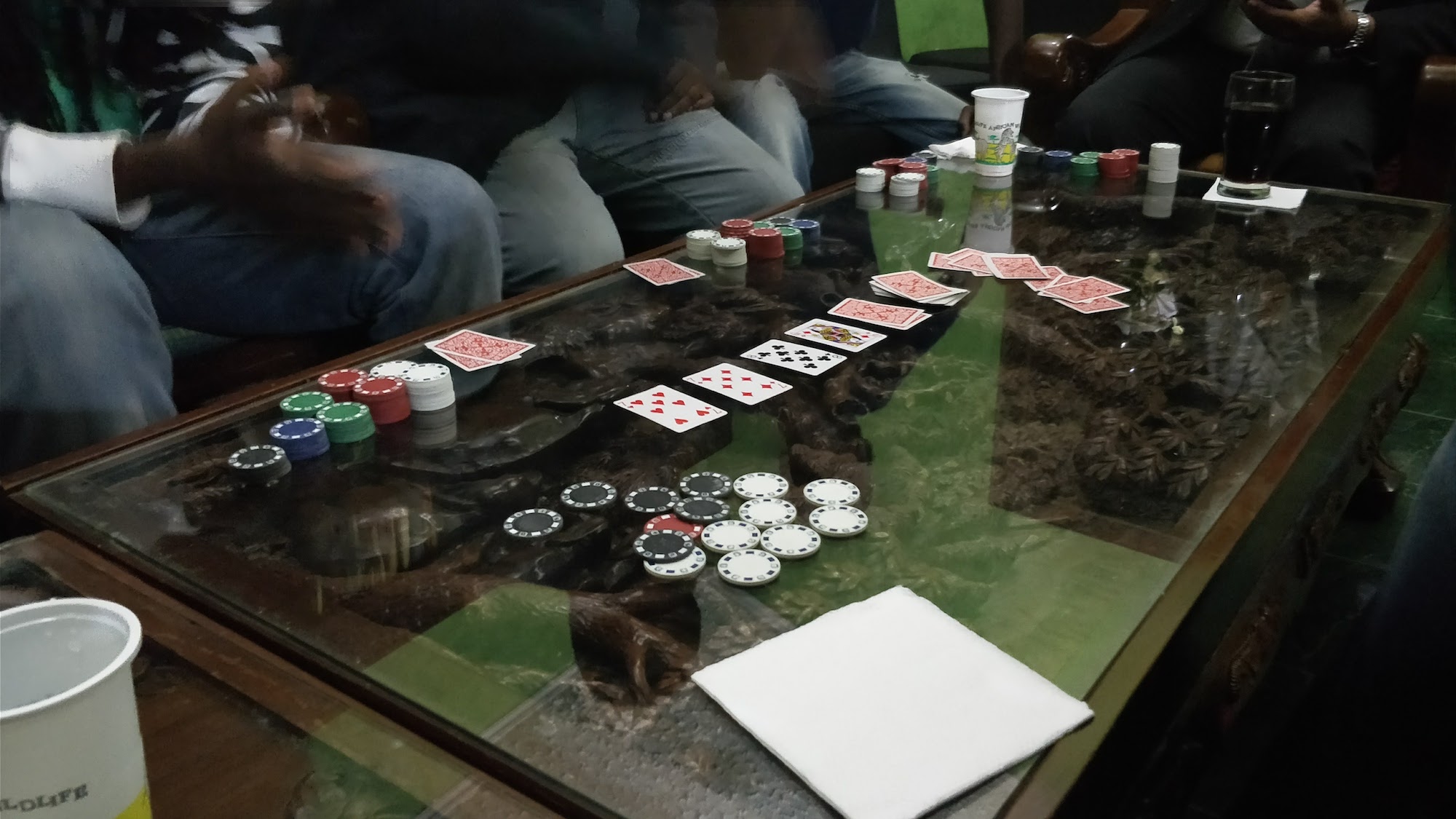 Légende : Pour l’instant, le poker ne peut se jouer qu’entre amis