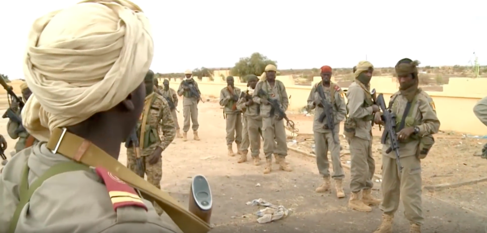 Des soldats tchadiens en opération au Mali, lors d'une mission de surveillance à l'extérieur de l'aéroport de Gao, 30 avril 2013. © Opération Serval - armée FR.