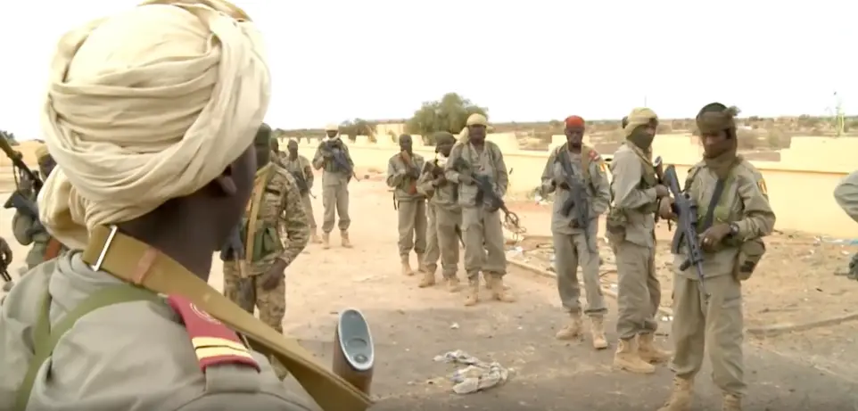Des soldats tchadiens en opération au Mali, lors d'une mission de surveillance à l'extérieur de l'aéroport de Gao, 30 avril 2013. © Opération Serval - armée FR.