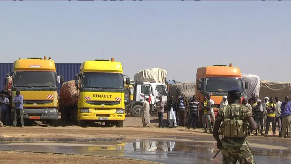 Des camions stationnés à un poste de contrôle camerounais transportant les marchandises destinés au Tchad. Illustration. © Mahamat Ramadane
