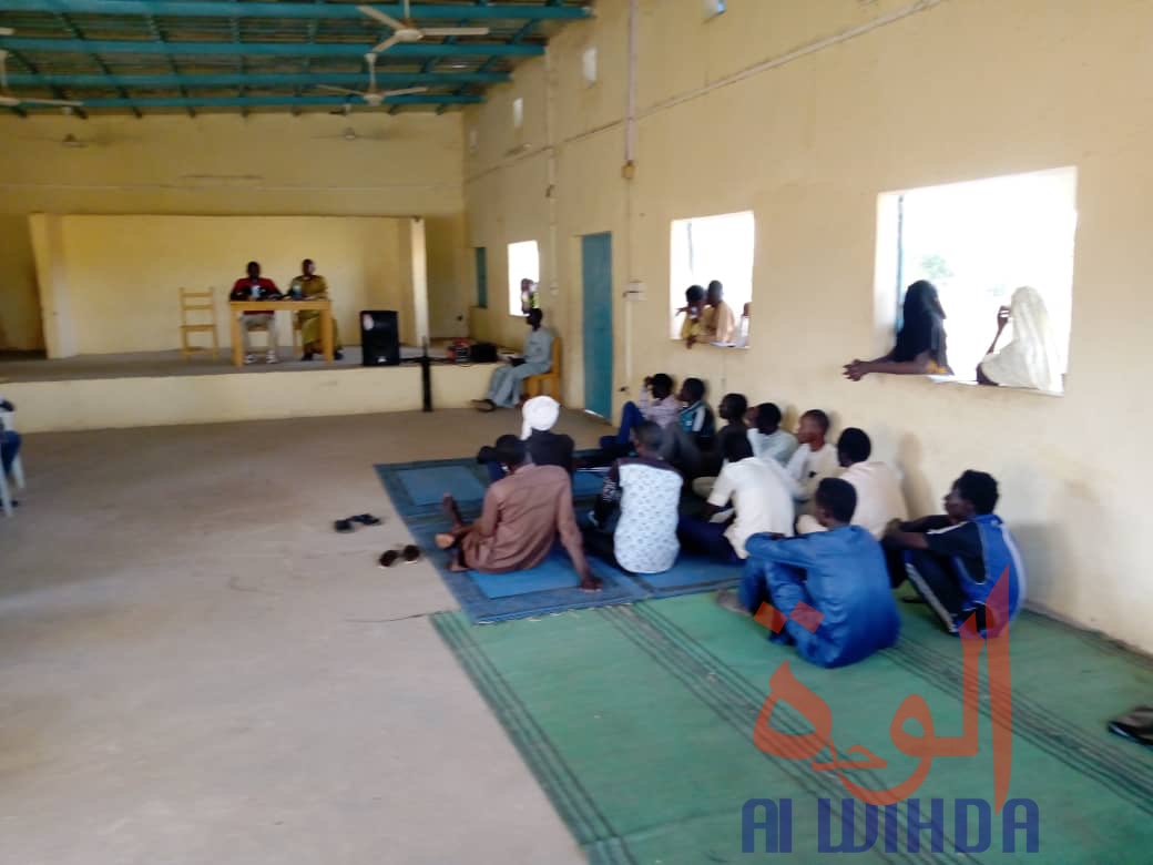 Tchad : à Goz Beida, élèves et enseignants débattent sur la violence scolaire. © Mahamat Issa Gadaya/Alwihda Info Tchad : à Goz Beida, élèves et enseignants débattent sur la violence scolaire. © Mahamat Issa Gadaya/Alwihda Info