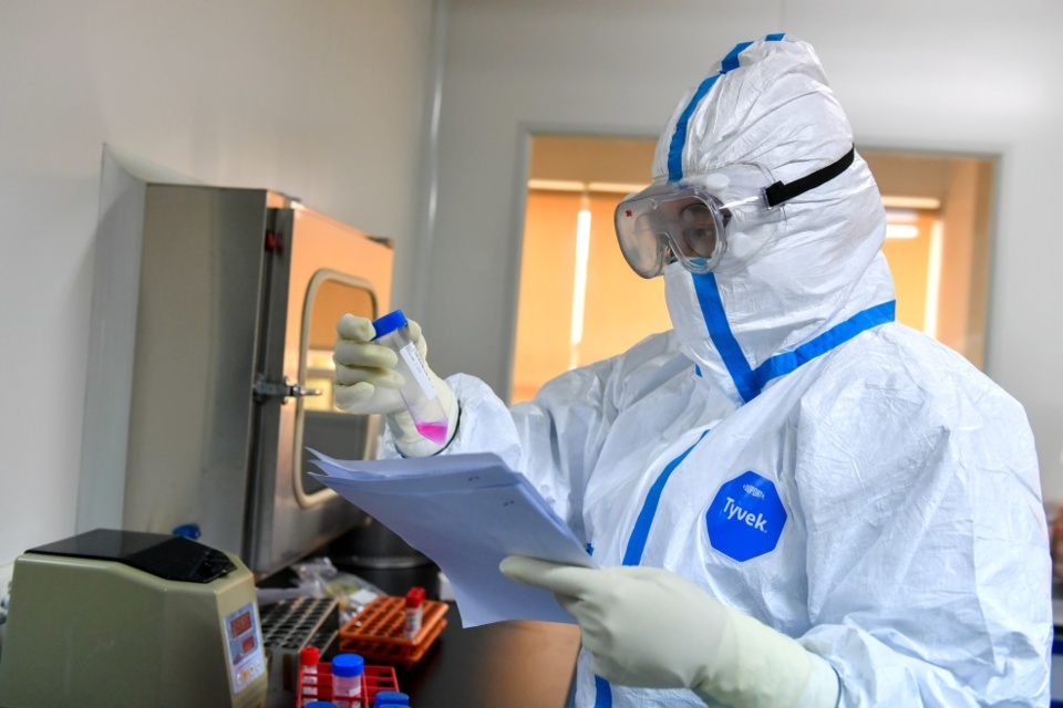 On January 30, 2020, at the Center for Disease Control and Prevention of Changxing County, Huzhou City, Zhejiang Province, “fully armed” test personnel were busy. Reagent preparation, nucleic acid extraction, nucleic acid amplification, nucleic acid detection, report analysis and other tests were carried out in an orderly manner. (Photo by Tan Yunfeng from People’s Daily Online)
