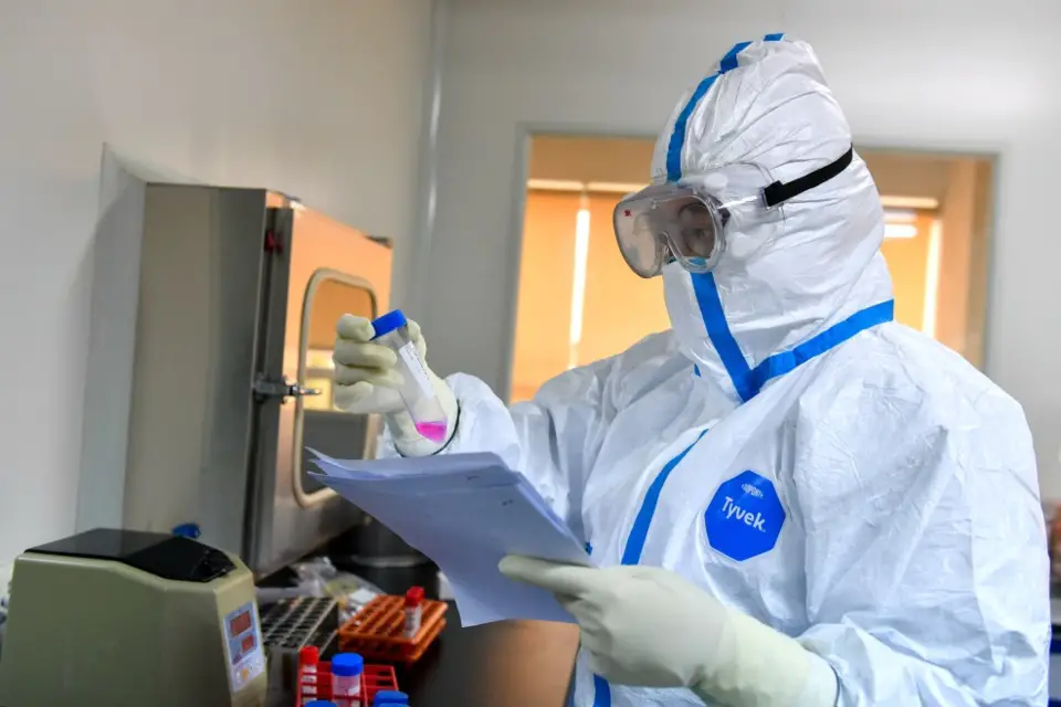 On January 30, 2020, at the Center for Disease Control and Prevention of Changxing County, Huzhou City, Zhejiang Province, “fully armed” test personnel were busy. Reagent preparation, nucleic acid extraction, nucleic acid amplification, nucleic acid detection, report analysis and other tests were carried out in an orderly manner. (Photo by Tan Yunfeng from People’s Daily Online)