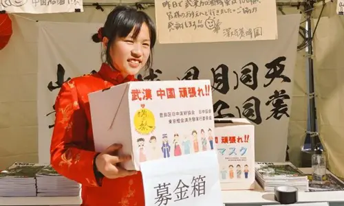 A 14-year-old Japanese girl raises donations for Wuhan, capital of Central China’s Hubei Province and epicenter of outbreak of the novel coronavirus in Tokyo, Japan. (Photo: Courtesy of the Executive Committee of the Tokyo Lantern Full Moon Festival Ikebukuro 2020)