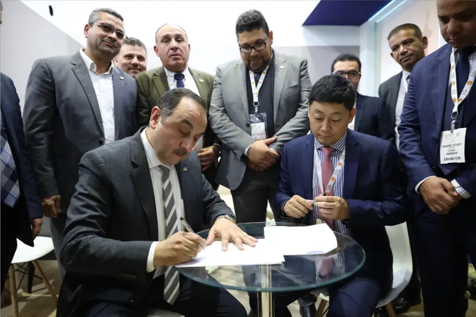 Signature d’un protocole d’accord stratégique entre Vincent Sun, CEO de Huawei Égypte et Mohamed Shimy, CEO de Egyptian Maintenance Company (EMC)