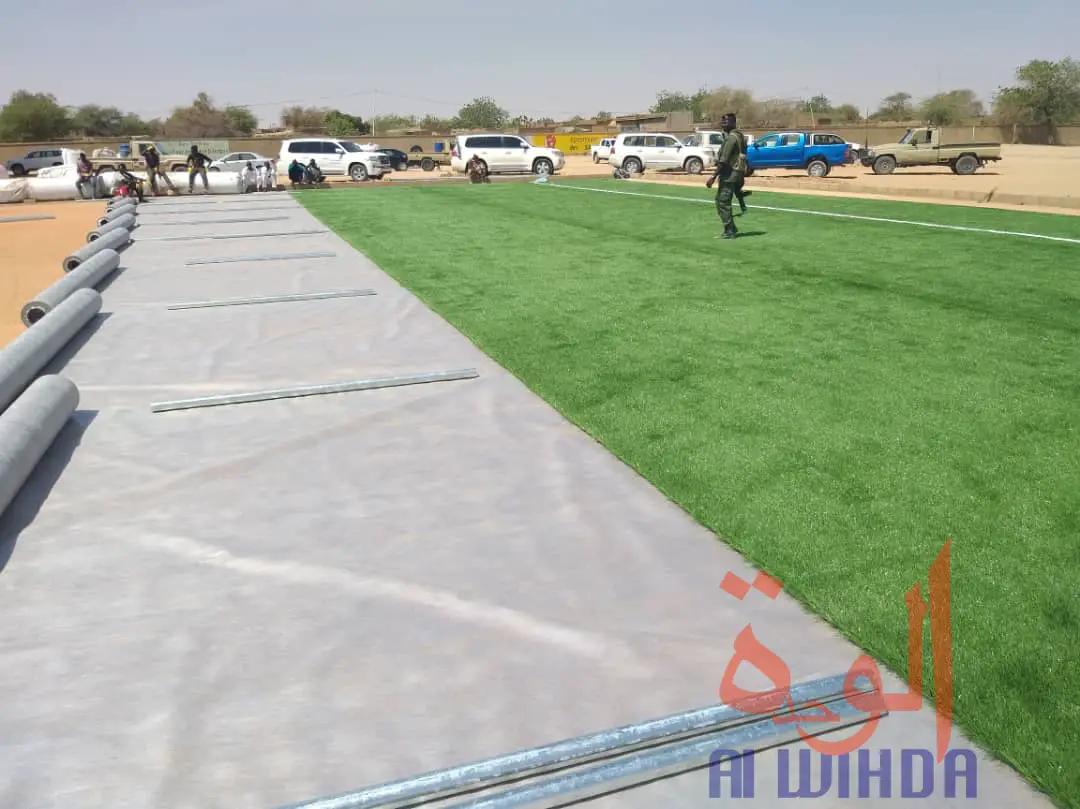 Le début de l'installation de la pelouse synthétique du stade d'Abeché, lundi 17 février 2020. © Hamid Mahamat Issa/Alwihda Info
