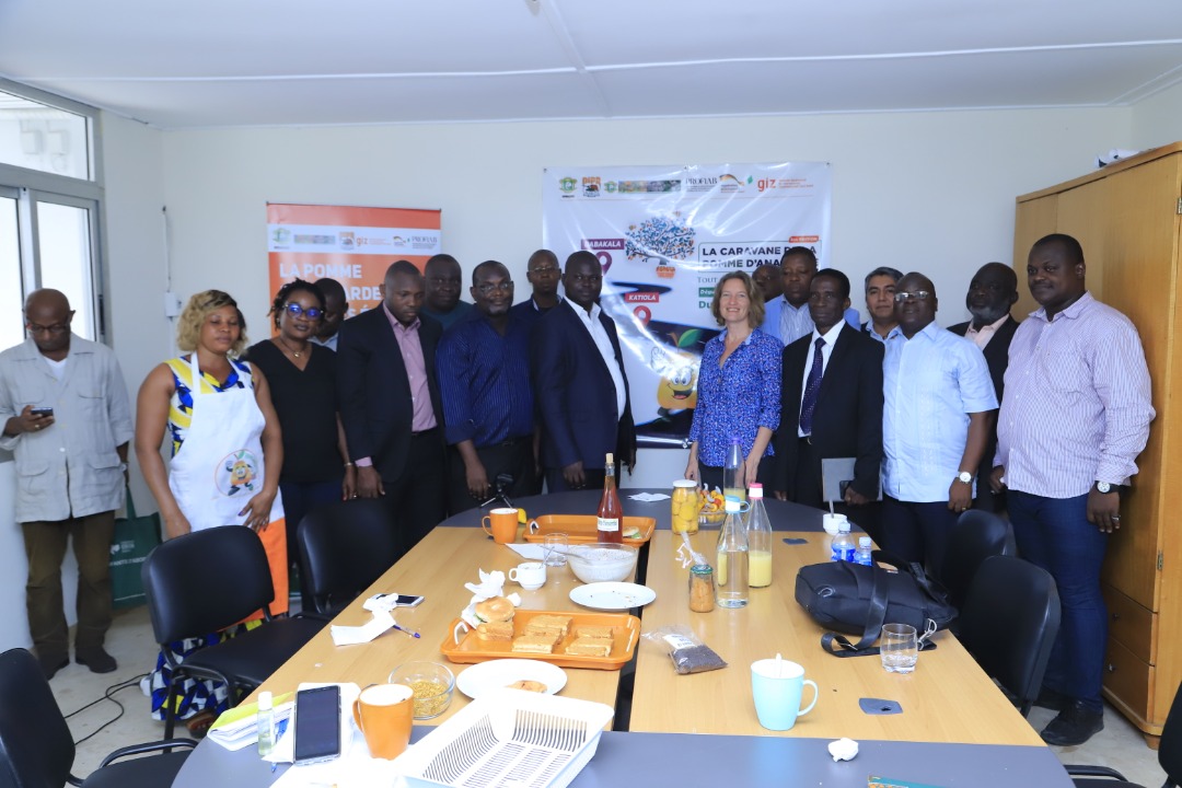 Toute l'équipe du PROFIAB II avec les hommes de média Toute l'équipe du PROFIAB II avec les hommes de média