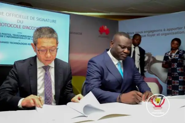 Adam Ma Qianli, CEO de Huawei RDC et Augustin Kibassa Maliba, Ministre des Postes, Télécommunications et Nouvelles technologies de l'Information et de la Communication (PT-NTIC) signent le protocole d’accord lors du forum E-DRC le 19 février 2020 à Kinshasa en RDC