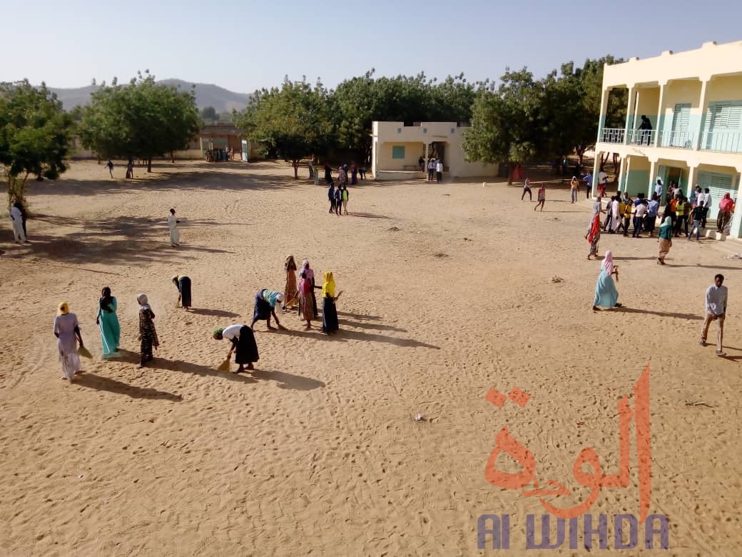 Tchad : civisme et salubrité tiennent à cœur des collégiens à Goz Beida. © Mahamat Issa Gadaya/Alwihda Info Tchad : civisme et salubrité tiennent à cœur des collégiens à Goz Beida. © Mahamat Issa Gadaya/Alwihda Info