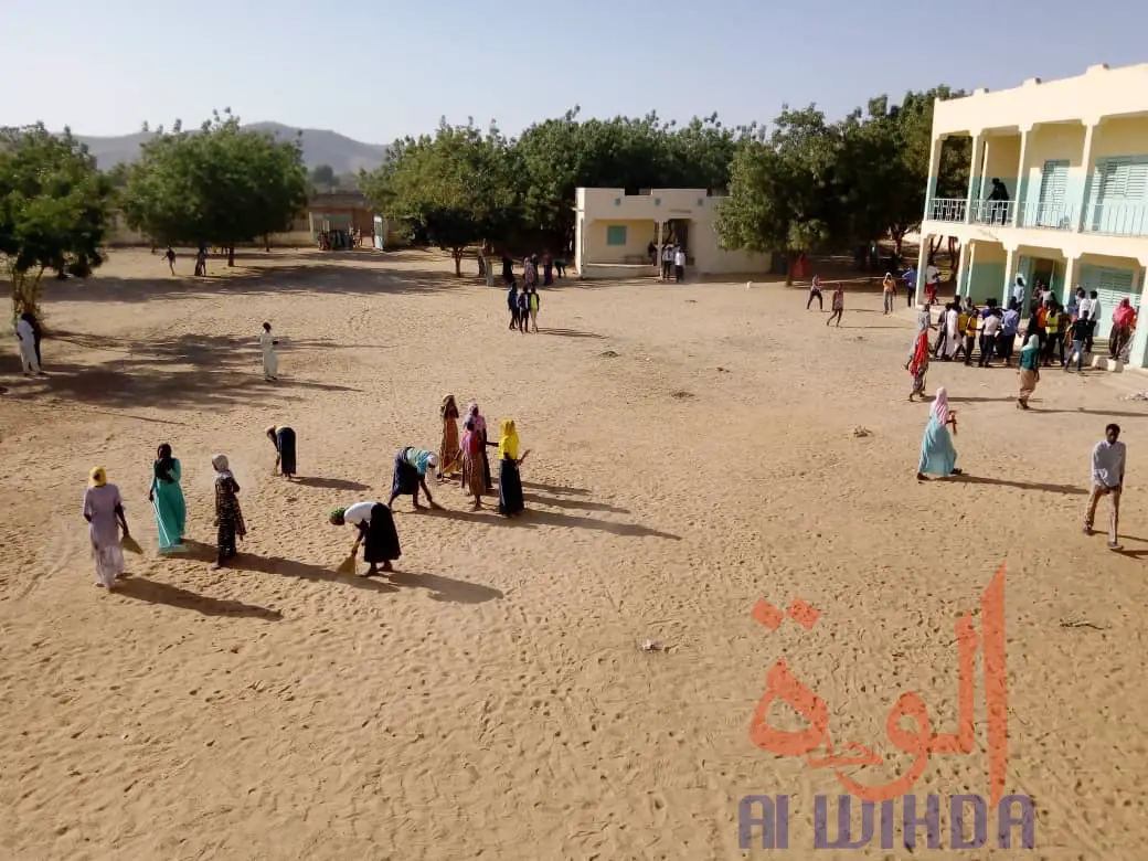 Tchad : civisme et salubrité tiennent à cœur des collégiens à Goz Beida. © Mahamat Issa Gadaya/Alwihda Info