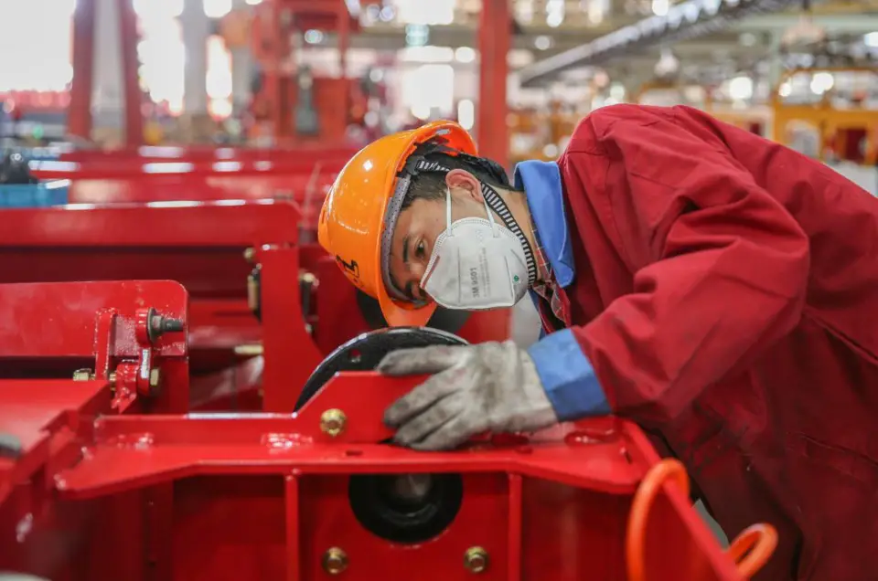 A technician of Zhejiang Dingli Machinery Co., Ltd. assembles and tests aerial work platforms in a general assembly workshop of the company, Feb. 20, 2020. The products will soon be exported to the U.S. (Photo by Yao Haixiang/People’s Daily Online)