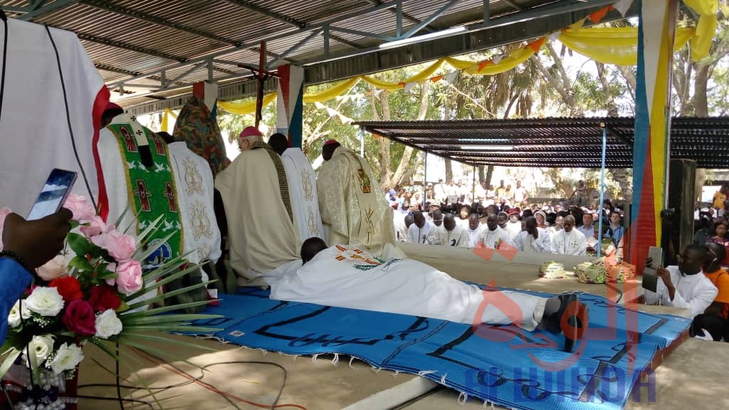 Tchad : le nouvel Évêque du diocèse de Laï consacré. © Éric Guedi/Alwihda Info Tchad : le nouvel Évêque du diocèse de Laï consacré. © Éric Guedi/Alwihda Info