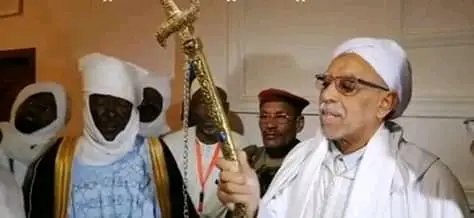 Tchad : une épée en or offerte au khalife de la Tidjania à Am Djarass. © Alwihda Info