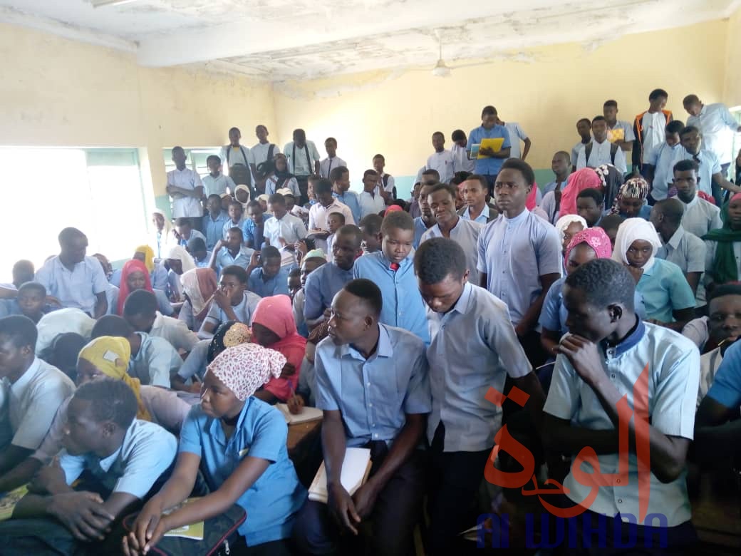 Tchad : à Goz Beida, les élèves veulent être des ambassadeurs de la paix. © Mahamat Issa Gadaya/Alwihda Info Tchad : à Goz Beida, les élèves veulent être des ambassadeurs de la paix. © Mahamat Issa Gadaya/Alwihda Info