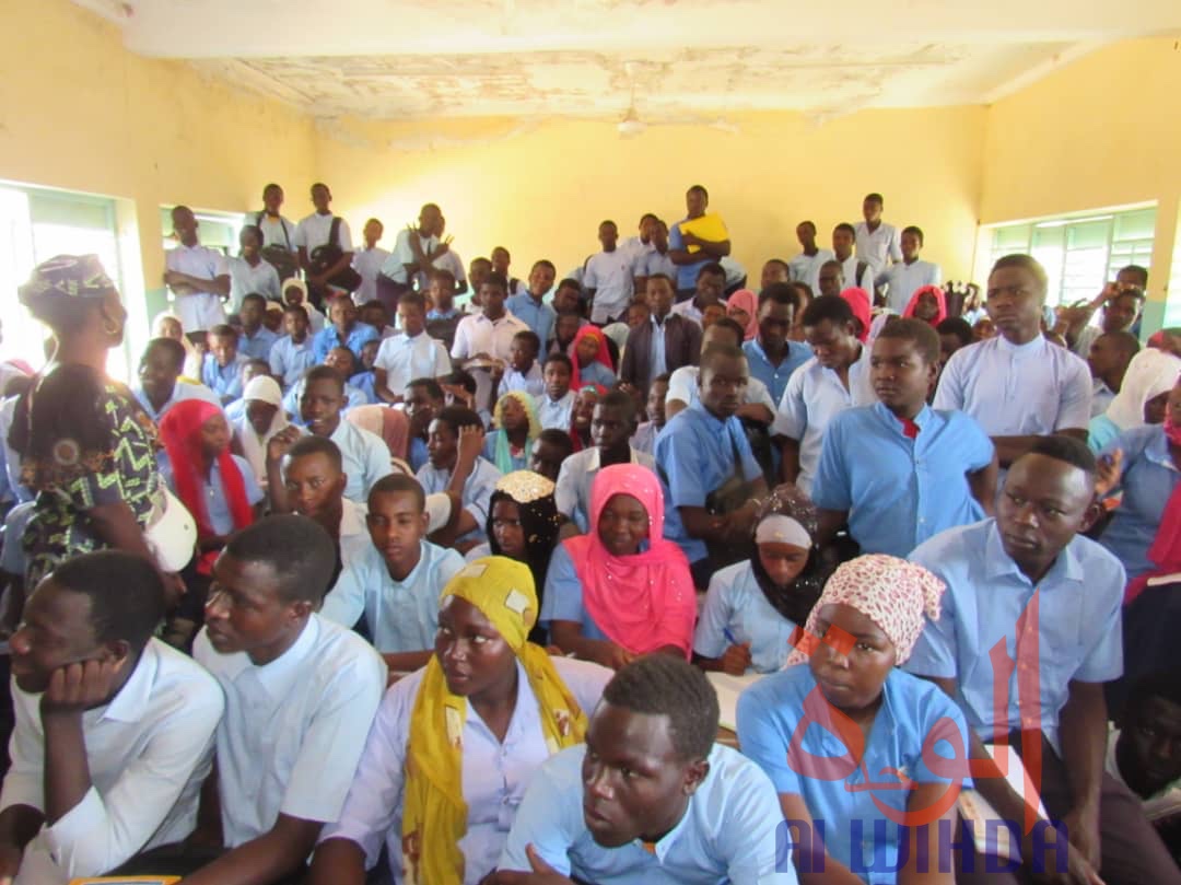 Tchad : à Goz Beida, les élèves veulent être des ambassadeurs de la paix. © Mahamat Issa Gadaya/Alwihda Info Tchad : à Goz Beida, les élèves veulent être des ambassadeurs de la paix. © Mahamat Issa Gadaya/Alwihda Info