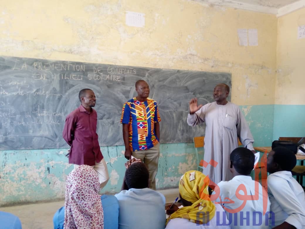 Tchad : à Goz Beida, les élèves veulent être des ambassadeurs de la paix. © Mahamat Issa Gadaya/Alwihda Info Tchad : à Goz Beida, les élèves veulent être des ambassadeurs de la paix. © Mahamat Issa Gadaya/Alwihda Info