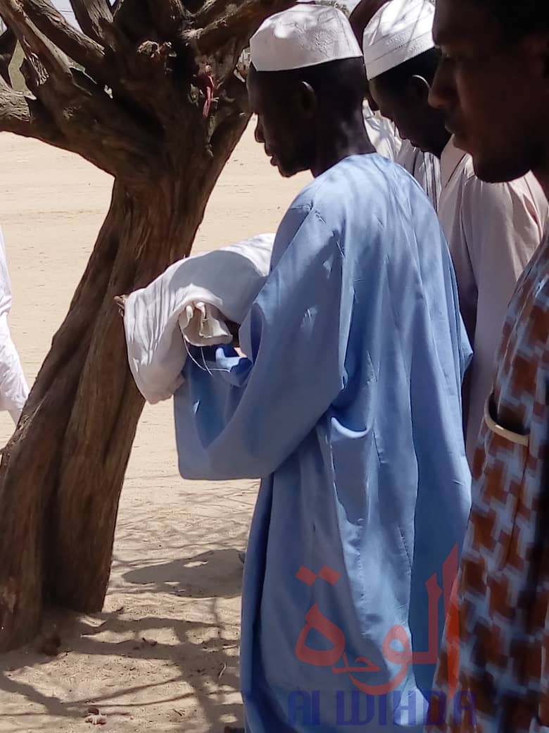 Tchad : enterrement d'un enfant à Abéché, mort asphyxié par du gaz lacrymogène Tchad : enterrement d'un enfant à Abéché, mort asphyxié par du gaz lacrymogène