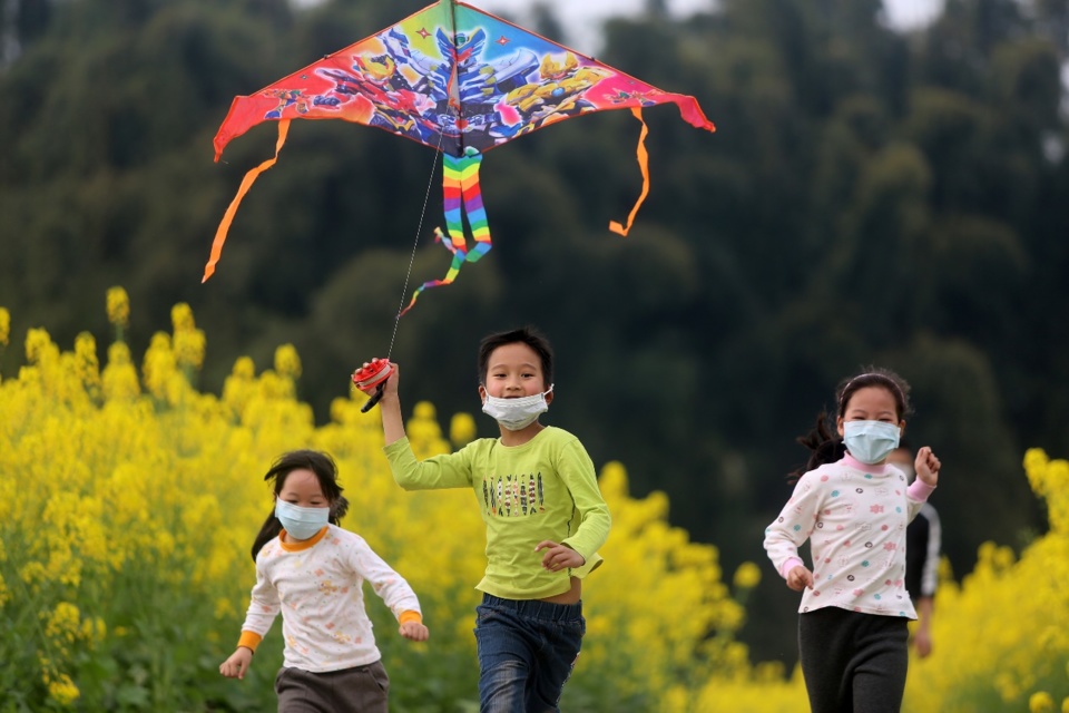 Children fly kites in flower fields of Jiangan Country, Yibin of Sichuan Province. The city canceled this year’s Spring Flower Festival due to the COVID-19 influence, but still getting ready for tourists. (Photo by Lan Feng/People’s Daily Online) Children fly kites in flower fields of Jiangan Country, Yibin of Sichuan Province. The city canceled this year’s Spring Flower Festival due to the COVID-19 influence, but still getting ready for tourists. (Photo by Lan Feng/People’s Daily Online)