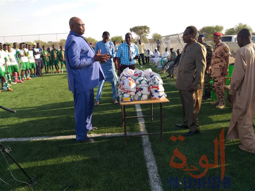 Tchad : la FIFA offre des ballons de foot à la Ligue provinciale du Ouaddaï. © Hamid Mahamat Issa/Alwihda Info Tchad : la FIFA offre des ballons de foot à la Ligue provinciale du Ouaddaï. © Hamid Mahamat Issa/Alwihda Info
