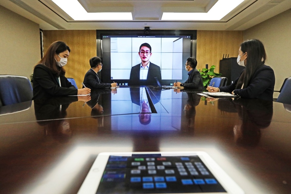 A “cloud interview” is conducted by Ningbo JinTian Copper (Group) Co. Ltd., east China’s Zhejiang Province to recruit new employees, March 3. Photo by Zhang Yongtao, People’s Daily Online