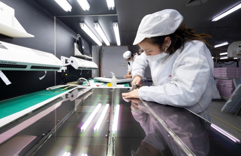 Employees of opto-electronics producer WG Tech (JiangXi) Co., Ltd. grind and polish in the company’s TFT-LCD cleaning workshop in an opto-electronics industrial park, National High-Tech Economic Development Zone of Xinyu, east China’s Jiangxi province, Feb. 19. (Photo by Zhao Chunliang, People’s Daily Online)