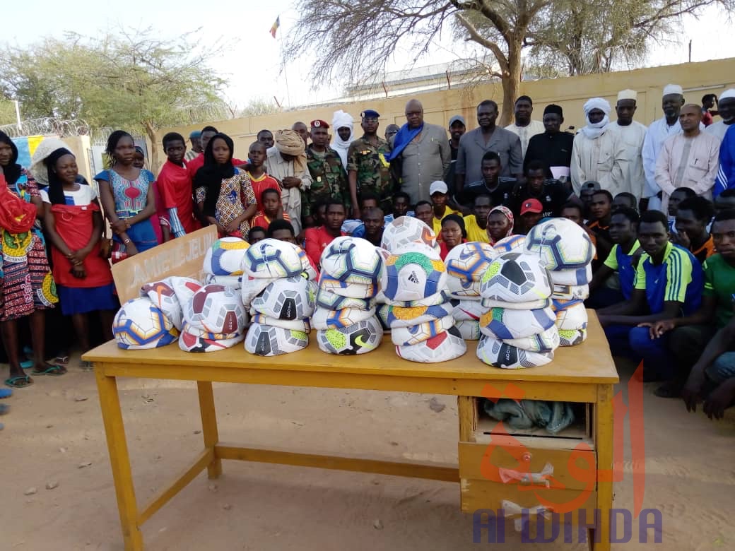 Tchad : des ballons de football offerts au Sila pour rehausser le niveau. © Mahamat Issa Gadaya/Alwihda Info Tchad : des ballons de football offerts au Sila pour rehausser le niveau. © Mahamat Issa Gadaya/Alwihda Info