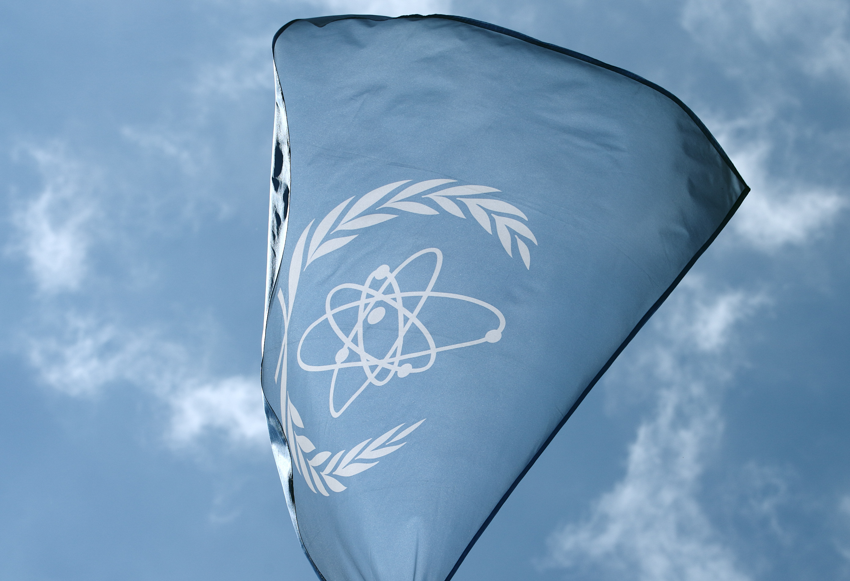 Le drapeau de l'Agence internationale de l'énergie atomique (AIEA) flotte devant son siège à Vienne, en Autriche, le 28 mai 2015. © Heinz-Peter Bader / Reuters