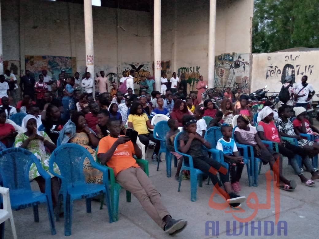 Tchad : à N'Djamena, le concert ‘’Slam 4 Awin’’ fait honneur à la femme. © Kelvin Mendig-lembaye/Alwihda Info Tchad : à N'Djamena, le concert ‘’Slam 4 Awin’’ fait honneur à la femme. © Kelvin Mendig-lembaye/Alwihda Info
