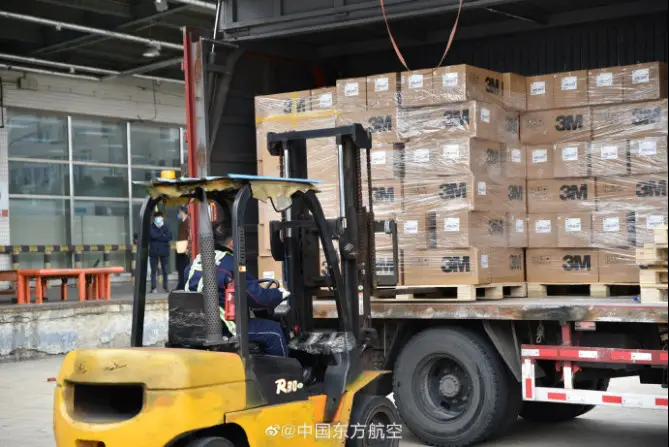 A Chinese worker loads masks donated by Shanghai to South Korea’s Daegu and Gyeongsangbuk-do, March 2. A total of 500,000 pieces of masks are donated. (Photo courtesy of China Eastern Airlines’ page on Weibo)