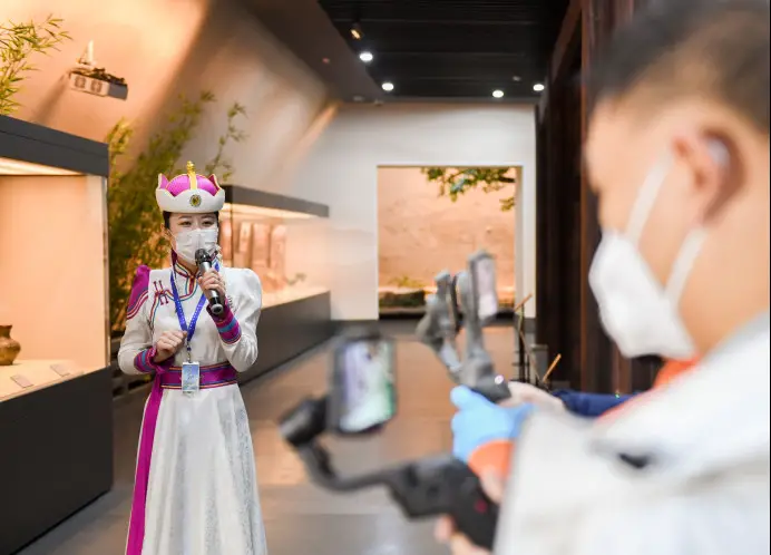 An employee of Zhaojun Museum in Hohhot, Inner Mongolia Autonomous Region introduces the museum over a 5G livestream on March 7. Photo by Ding Genhou (People’s Daily Online)