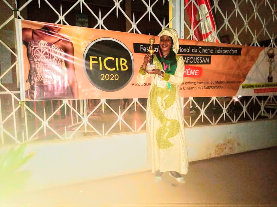 Une réalisatrice tchadienne rafle le prix spécial du cinéma indépendant de Bafoussam. © DR Une réalisatrice tchadienne rafle le prix spécial du cinéma indépendant de Bafoussam. © DR