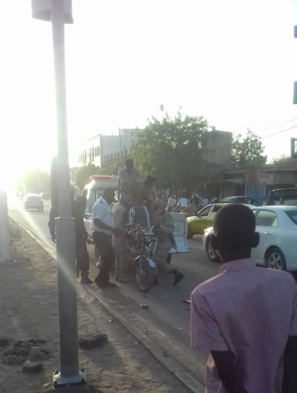 N'Djamena : 2 blessés après un accident entre une voiture de police et une moto. © Alwihda Info N'Djamena : 2 blessés après un accident entre une voiture de police et une moto. © Alwihda Info