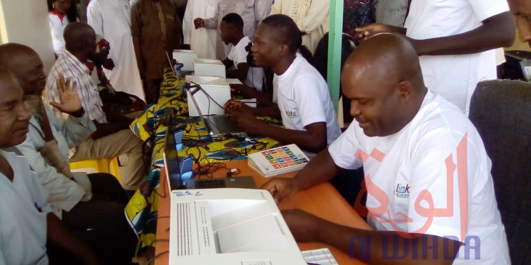 Tchad : "ouf de soulagement" pour les retraités, rentiers et veuves du Mayo Kebbi Ouest. © Foka Mapagne/Alwihda Info Tchad : "ouf de soulagement" pour les retraités, rentiers et veuves du Mayo Kebbi Ouest. © Foka Mapagne/Alwihda Info