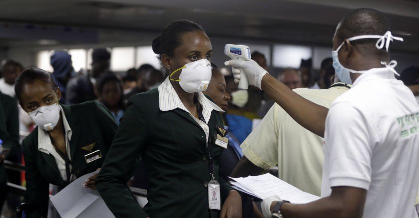 Un employé des services de santé utilise un thermomètre pour prendre la température à des personnels de cabine de la compagnie Ethiopian Airline, à Lagos, le mercredi 4 mars 2020. © Sipa Press
